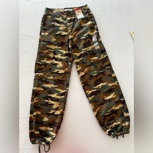 NWT Levi's Camouflage Cargo Pants , Mid Rise , Baggy , Size 24